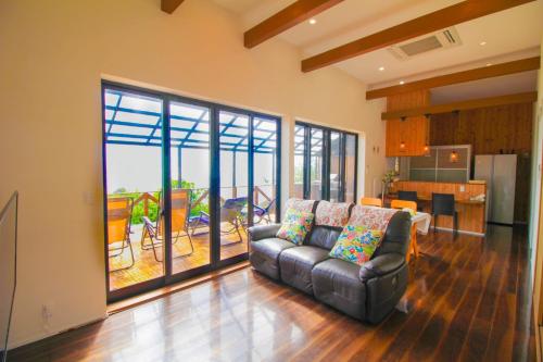 sala de estar con sofá y cocina en KAITerrace - Vacation STAY 08722v, en Amami