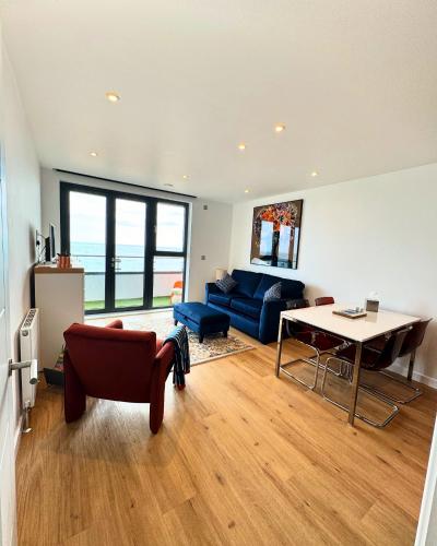Posezení v ubytování Stunning Beach Front Apartment with Sea views, FREE Parking & Balcony