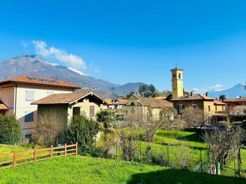 a small village with a mountain in the background at Piccola Luna in Menaggio
