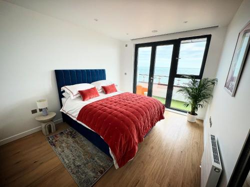Säng eller sängar i ett rum på Stunning Beach Front Apartment with Sea views, FREE Parking & Balcony
