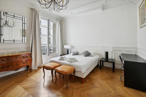 Ένα ή περισσότερα κρεβάτια σε δωμάτιο στο Luxury air-conditioned apartment Champs Elysées - 7 people by Weekome