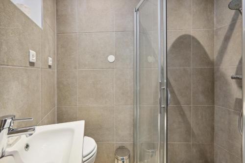 Ένα μπάνιο στο Luxury air-conditioned apartment Champs Elysées - 7 people by Weekome