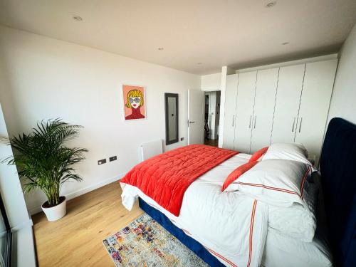 Postel nebo postele na pokoji v ubytování Stunning Beach Front Apartment with Sea views, FREE Parking & Balcony