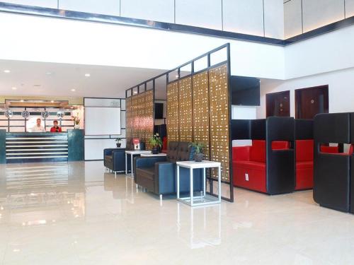 Lobby o reception area sa Hotel Sogo Alabang Southroad