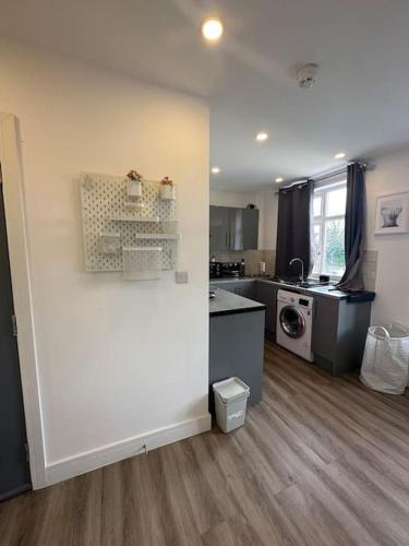 ครัวหรือมุมครัวของ Delightful Studio in Wimbledon with Free Car Parking