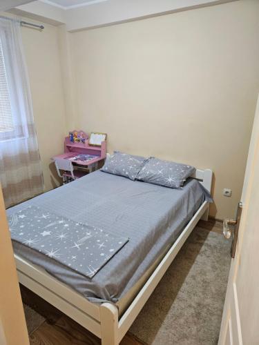 een slaapkamer met een bed in een kamer bij Relax 2 in Obrenovac