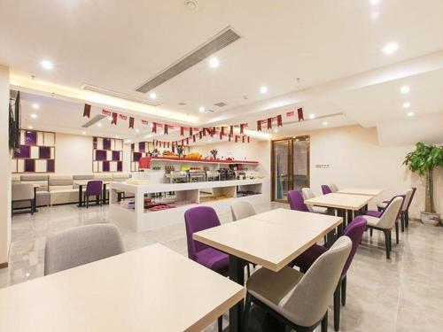 Reštaurácia alebo iné gastronomické zariadenie v ubytovaní Lavande Hotel Wuhan Houhu Avenue Xingye Road