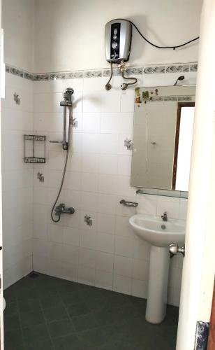 康提的住宿－Kandy Wellington Homestay，一间带水槽和镜子的浴室