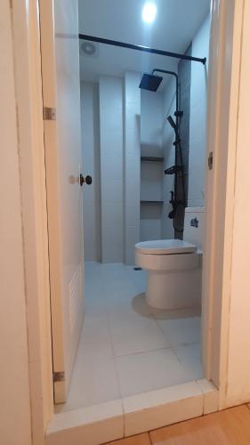 DRA Guesthouse في Romblon: حمام مع مرحاض ودش