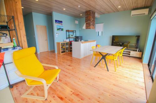 Sawa Terrace - Vacation STAY 97941v في أمامي: غرفة طعام مع طاولة وكراسي صفراء