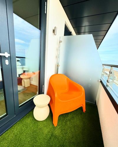 Posezení v ubytování Stunning Beach Front Apartment with Sea views, FREE Parking & Balcony