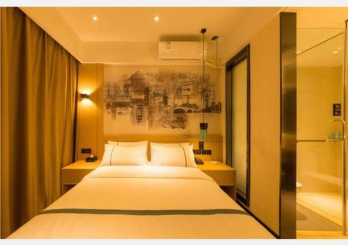 1 dormitorio con 1 cama blanca grande en una habitación en City Comfort Inn Changchun Wenhua Square Xi Zhonghua Road, en Changchún
