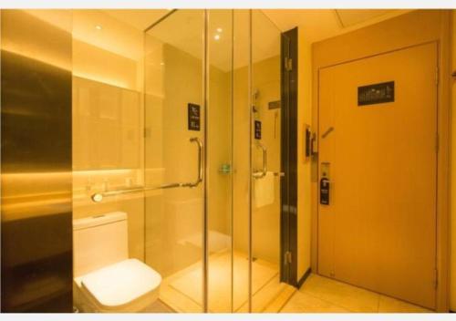 baño con aseo y ducha con puerta de cristal en City Comfort Inn Changchun Wenhua Square Xi Zhonghua Road, en Changchún