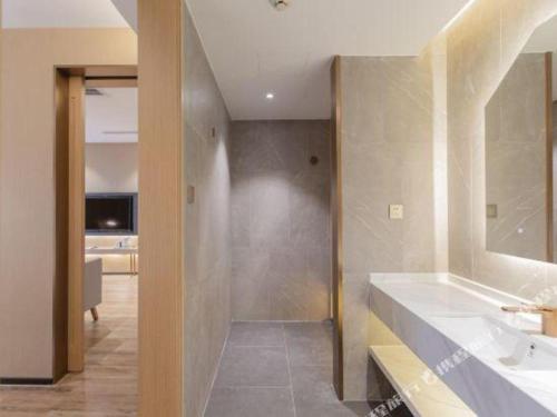 Phòng tắm tại ZMAX Hotels Shenzhen Lianhuacun Metro Station