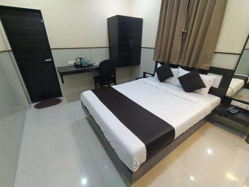 Una cama o camas en una habitación de Hotel Triton Sion - Near US Embassy - Hotel Near BKC