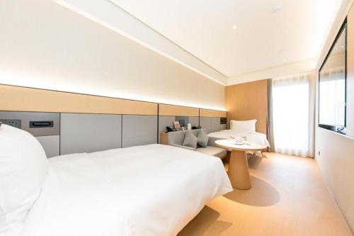 JI Hotel Hangzhou Qianjiang New City Civil Center tesisinde bir odada yatak veya yataklar