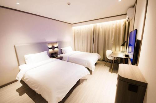 Un ou plusieurs lits dans un hébergement de l'établissement Hanting Hotel Beijing Huamao Ocean Center