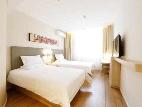 Ein Bett oder Betten in einem Zimmer der Unterkunft Hanting Hotel Changchun Railway Station Tiebei 2nd Road