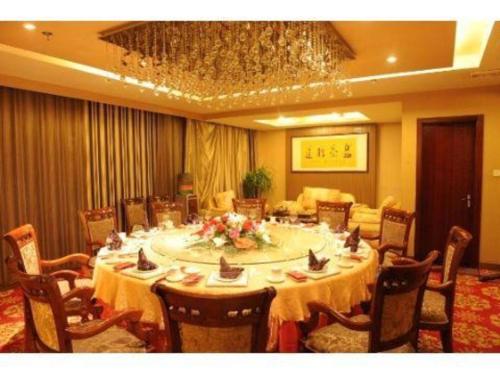 une grande salle à manger avec une table et des chaises dans l'établissement Super 8 Hotel Jinan West Gate of Long Distance Bus Station, à Beiyuan