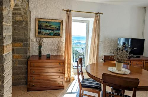 comedor con mesa de madera y ventana en Apartment Fragola, en Ankaran