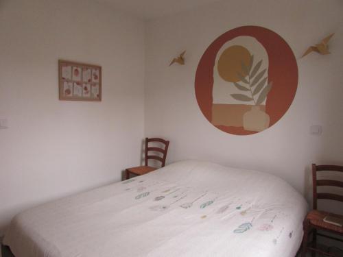 1 dormitorio con 1 cama y una foto en la pared en Chambre agréable dans une maison avec un grand lit, en Nimes