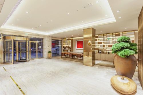 Area lobi atau resepsionis di Ji Hotel Jiaozhou