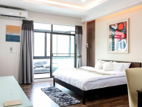 曼谷的住宿－Oliver s house，一间卧室设有一张床和一个大窗户
