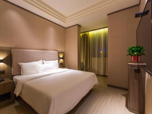 Ένα ή περισσότερα κρεβάτια σε δωμάτιο στο Hanting Hotel Xian Changqing Road Metro Station