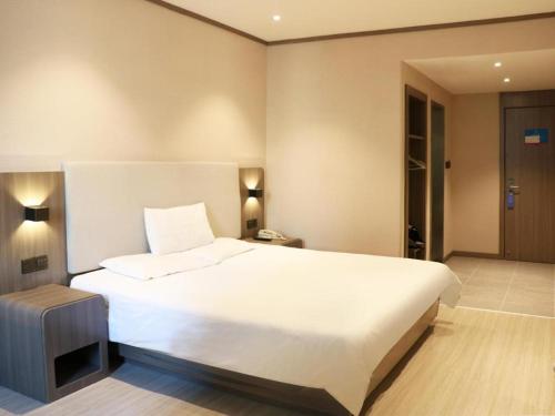 Ein Bett oder Betten in einem Zimmer der Unterkunft Hanting Hotel Jinan West Market