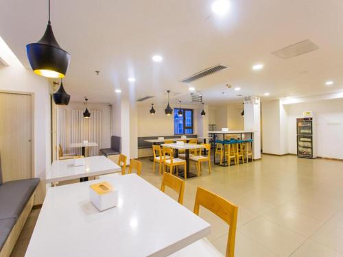 Ein Restaurant oder anderes Speiselokal in der Unterkunft Hanting Hotel Xi'an Xijing Hospital Tonghuamen Metro Station 
