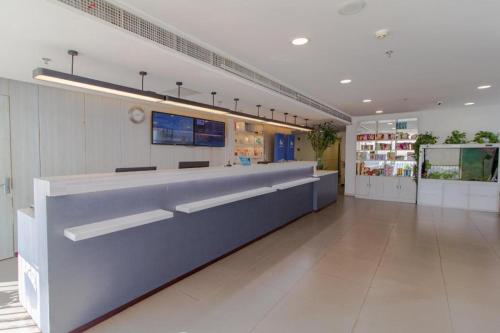 El lobby o recepción de Hanting Hotel Dalian Sports Center