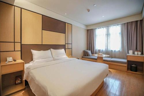 Uma cama ou camas num quarto em Ji Hotel Wuhan Hankou Railway Station Square