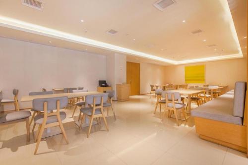 Reštaurácia alebo iné gastronomické zariadenie v ubytovaní Ji Hotel Wuhan Hankou Railway Station Square