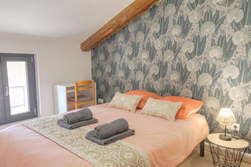een slaapkamer met een bed met 2 kussens erop bij Gîte La Terrasse, 4 chambres, 10 pers, Centre Ville in Lagnieu