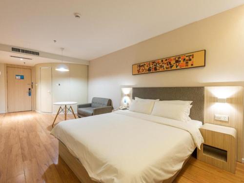 En eller flere senge i et værelse på Hanting Hotel Jinan Guo Branch