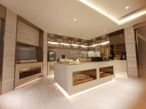 Ett kök eller pentry på Ji Hotel Wuxi Shuofang Airport