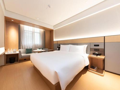 Tempat tidur dalam kamar di Ji Hotel Nanjing Pukou Hongyang Plaza