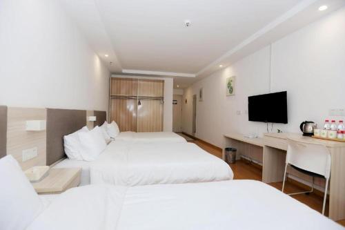 Habitación de hotel con 2 camas, escritorio y TV. en Hi Inn Nanjing Youfang Bridge Metro Station en Shazhou