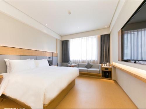 Cama ou camas em um quarto em Ji Hotel Shanghai Tang Bridge Shimao Riverside