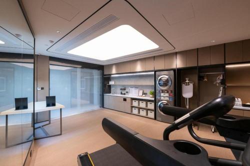 a room with a gym with a treadmill at Ji Hotel Shanghai Yangpu Gym in Shanghai