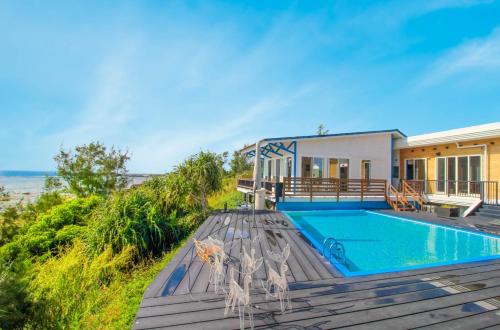 奄美市にあるRepos Terrace - Vacation STAY 97966vの海辺のスイミングプール付きの家