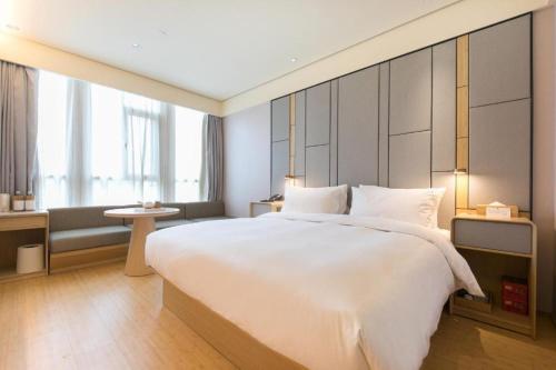 Łóżko lub łóżka w pokoju w obiekcie Ji Hotel Beijing Huojianwanyuan Metro Station
