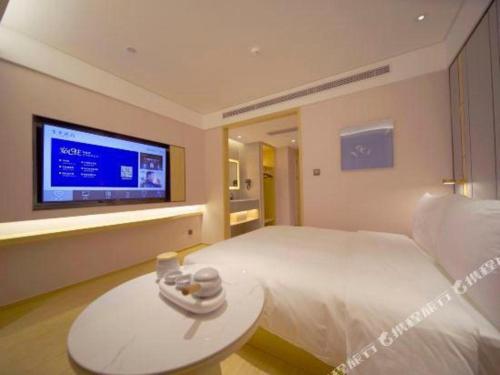 北京的住宿－Ji Hotel Beijing Renmin University Metro Station，一间酒店客房,配有一张床和一台电视