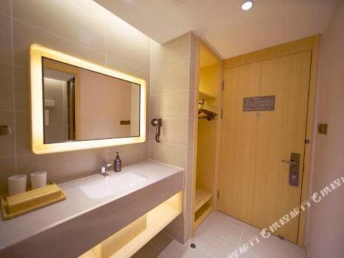 y baño con lavabo, espejo y ducha. en Ji Hotel Beijing Renmin University Metro Station, en Beijing