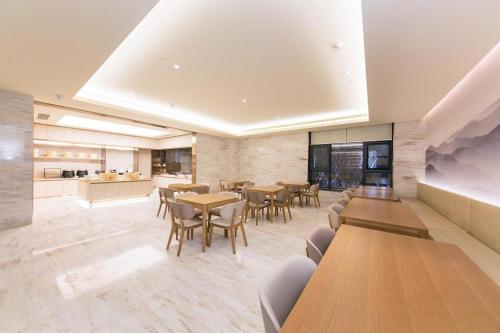 Um restaurante ou outro lugar para comer em Ji Hotel Hangzhou Sandun West Lake Science And Technology Park