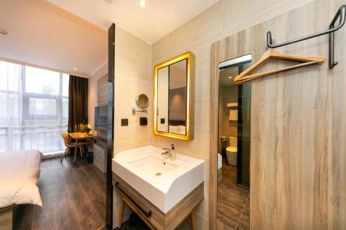 A bathroom at Hanting Premium Hotel Xi'An Economic Development Zone High-Speed Railway New Town