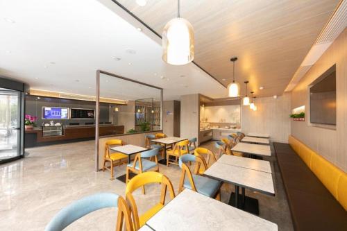 Un restaurant u otro lugar para comer en Hanting Premium Hotel Xi'An Economic Development Zone High-Speed Railway New Town