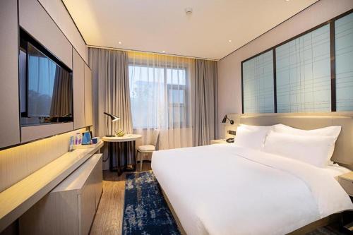 Starway Hotel Zhengzhou 2Nd Qquare Renmin Road tesisinde bir odada yatak veya yataklar