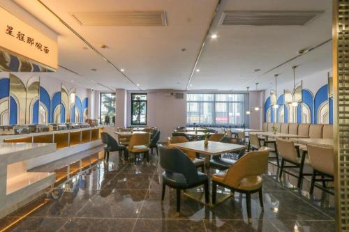 un restaurante con mesas, sillas y tablas de surf en la pared en Starway Hotel Hangzhou Yipeng Shopping Center, en Chang-shen-tien