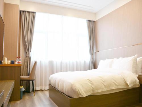 Säng eller sängar i ett rum på Starway Hotel Nanjing Sun Yat-sen Mausoleum Xiamafang Metro Station